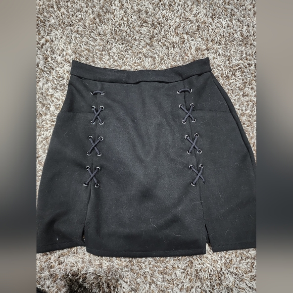 Stretchy black skirt - Picture 1 of 2